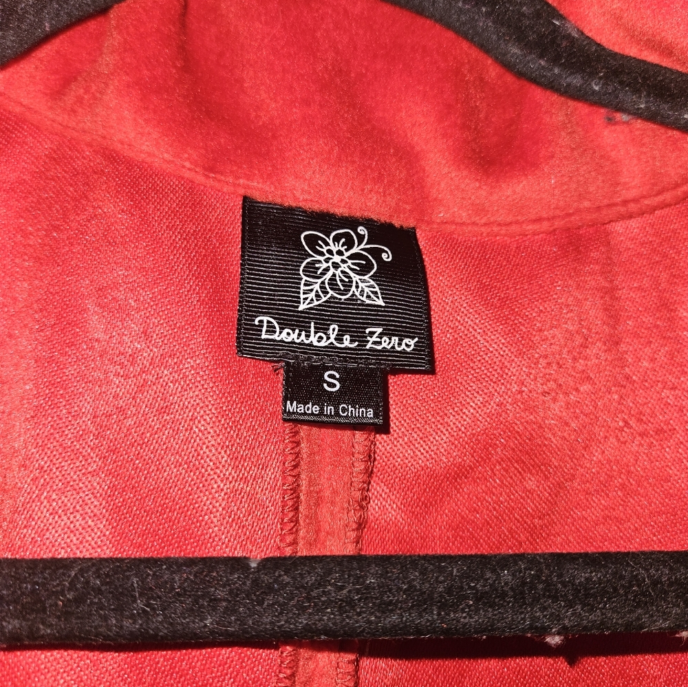 Red cape. - Picture 2 of 4